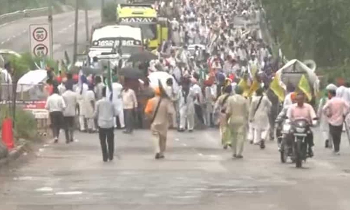 दिल्ली कूच पर अड़े किसान, शंभू बॉर्डर पर बढ़ाई गई चौकसी