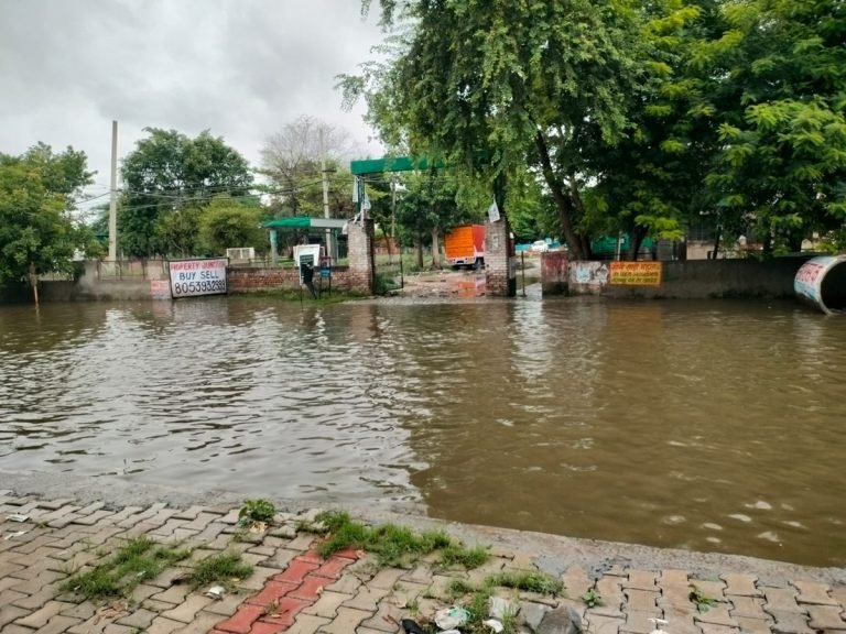 सावधान! अलवर बाइपास पर बना रैंप टूटा, धारूहेड़ा पहुंच रहा काला पानी
