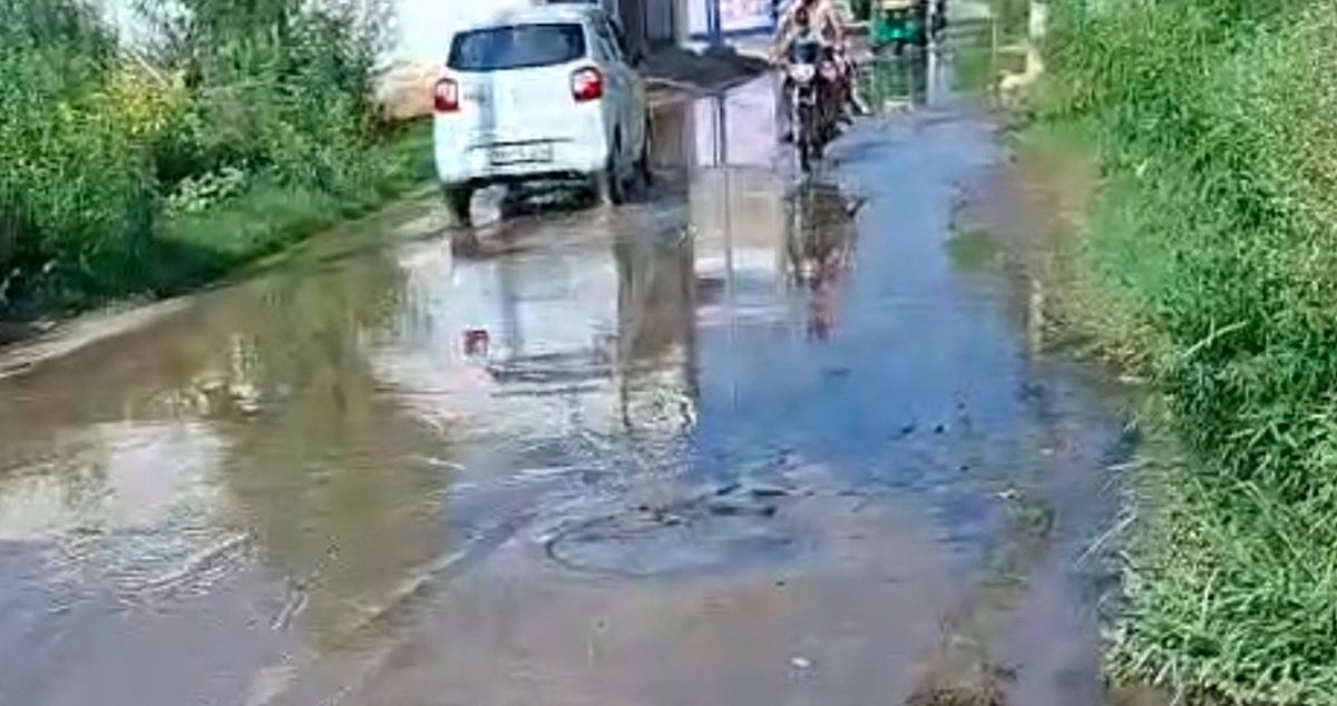 धारूहेड़ा में चार जगह सीवर ओवरफ्लो, गंदे पानी से राहगीरों की बढ़ी परेशानी