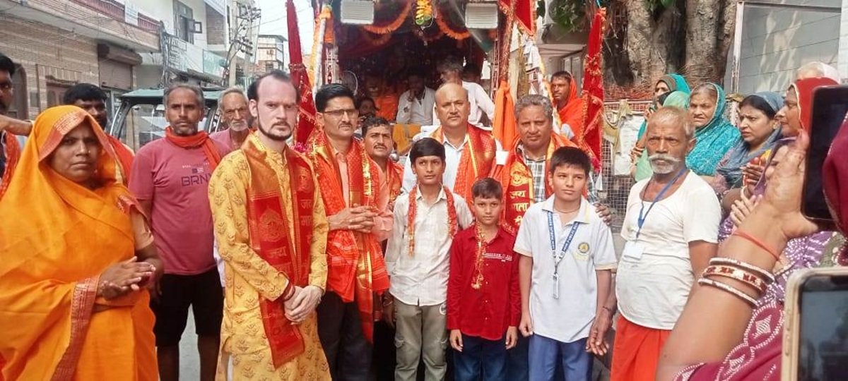 आजाद चौक पर बाला जी धर्मार्थ समिति की ओर से संचालित शिव मंदिर में यात्रा का जोरदार स्वागत किया गया।