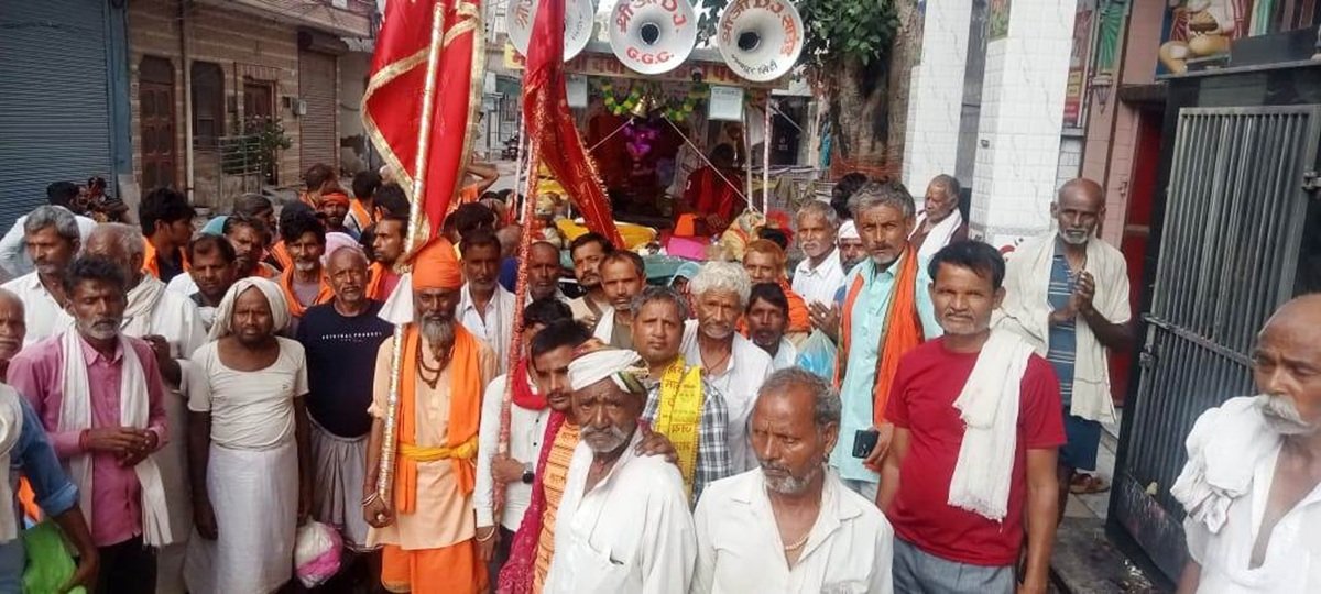 आजाद चौक स्थित शिव मंदिर में पुजारी सुमन भारद्वाज तथा की अगुवाई में पदयात्रियों का जोरदार स्वागत किया गया