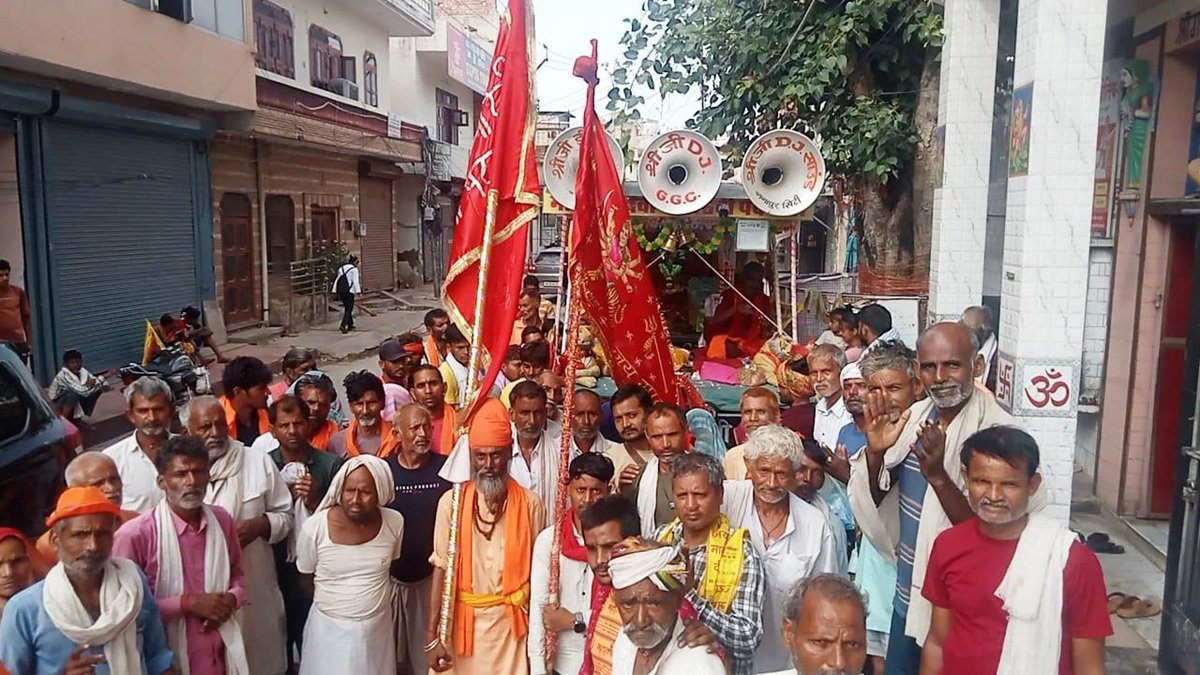 आजाद चौक स्थित शिव मंदिर में पुजारी सुमन भारद्वाज तथा की अगुवाई में पदयात्रियों का जोरदार स्वागत किया गया