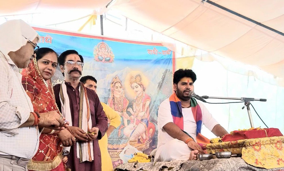 धारूहेड़ा: महेश्वरी की गोयल कालोनी मे कथा के समापन पर हवन करते हुए