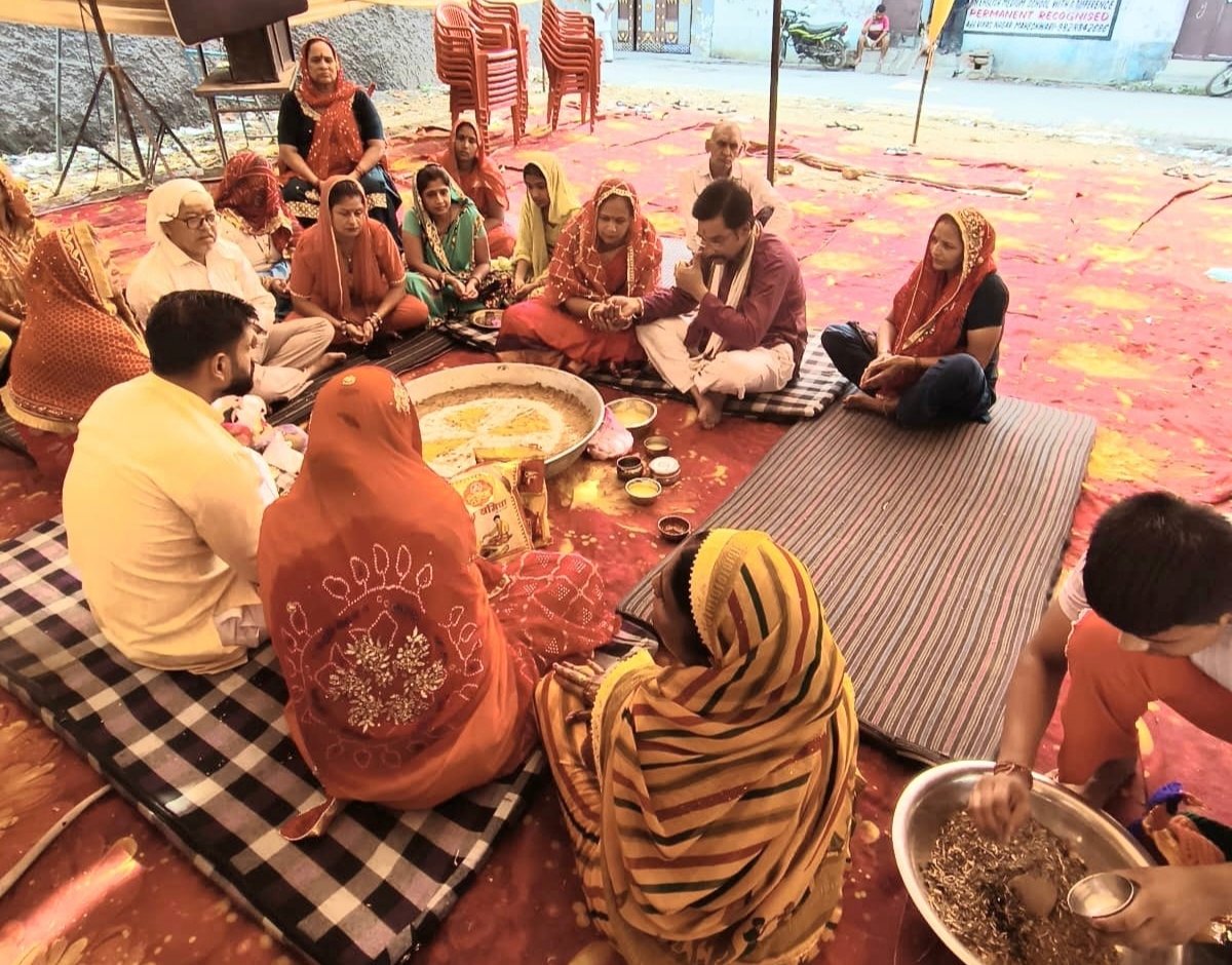 धारूहेड़ा: महेश्वरी की गोयल कालोनी मे कथा के समापन पर हवन करते हुए