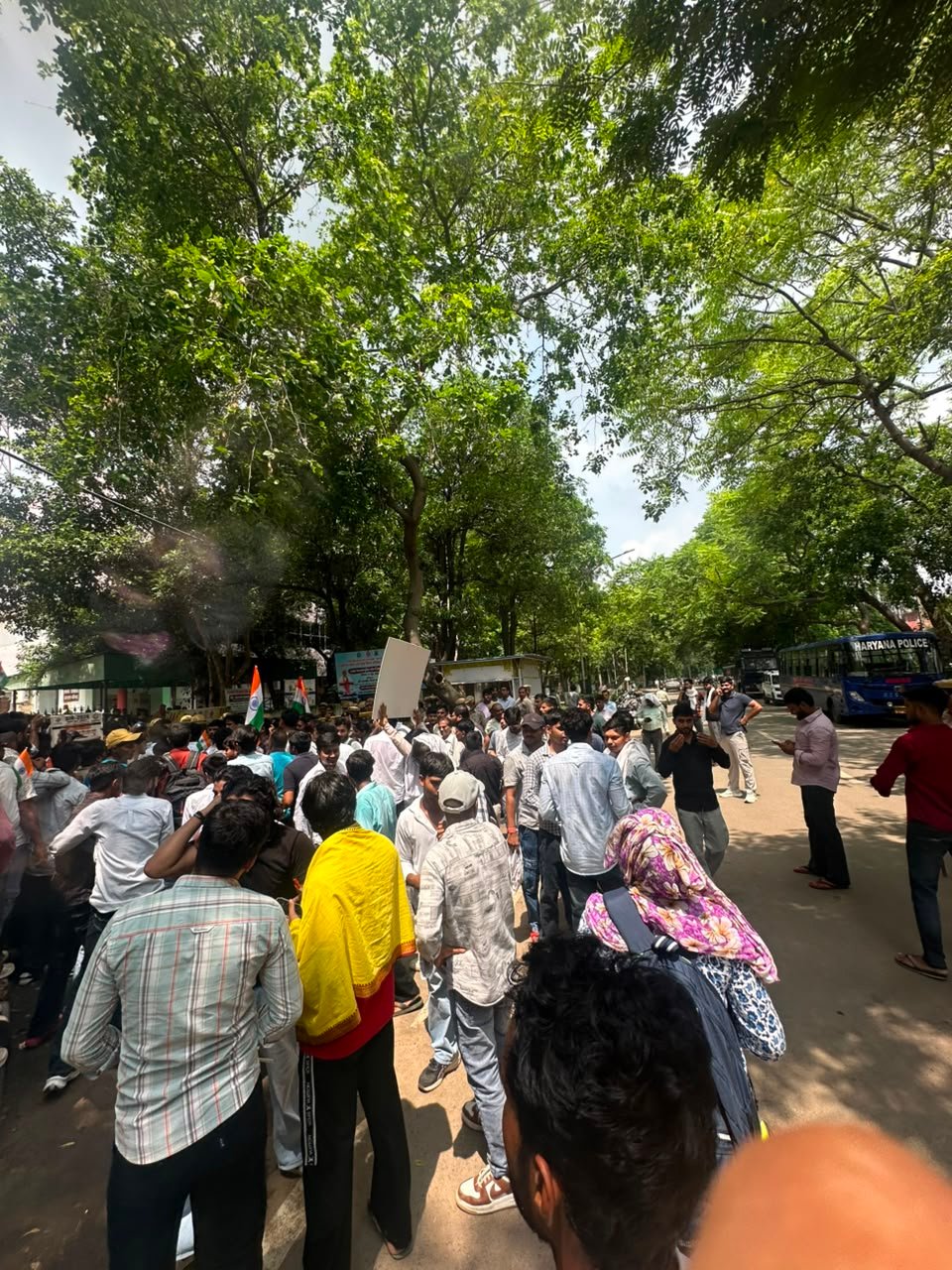 रेवाड़ी में छात्रों ने निकाला आक्रोश मार्च, प्रधानमंत्री के नाम सौंपा ज्ञापन 1 रेवाड़ी में छात्रों ने निकाला आक्रोश मार्च, प्रधानमंत्री के नाम सौंपा ज्ञापन