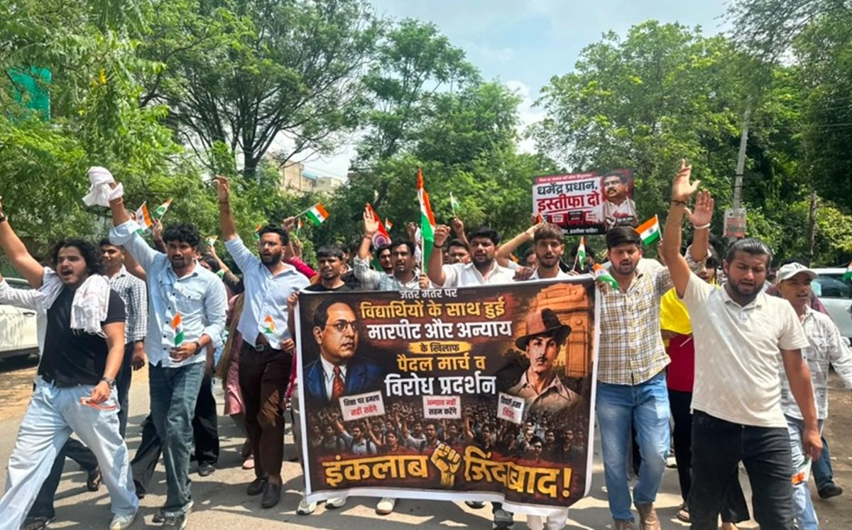 रेवाड़ी में छात्रों ने निकाला आक्रोश मार्च, प्रधानमंत्री के नाम सौंपा ज्ञापन 3 रेवाड़ी में छात्रों ने निकाला आक्रोश मार्च, प्रधानमंत्री के नाम सौंपा ज्ञापन