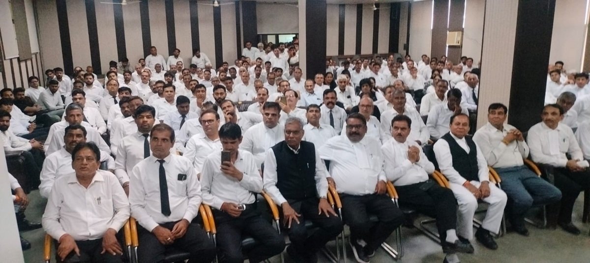 न्यायमूर्ति संजय वशिष्ठ रेवाड़ी न्यायालय का निरीक्षण करने के लिए आए हुए थे। उन्होंने वकीलों को जिला बार रूम में पहुंचकर संबोधित किया।