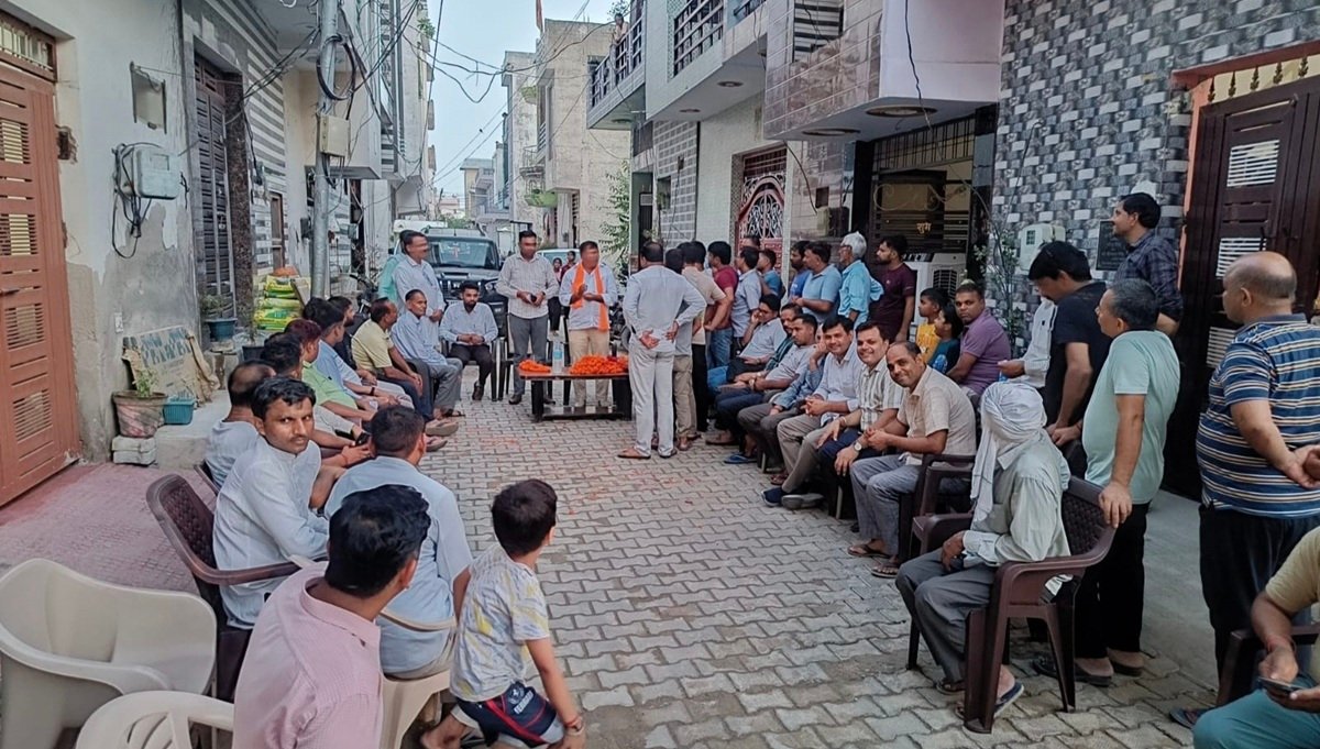 धारूहेड़ा: विशाल कॉलोनी में समस्या सुनते हुए चेयरमैन अजय जांगड़ा