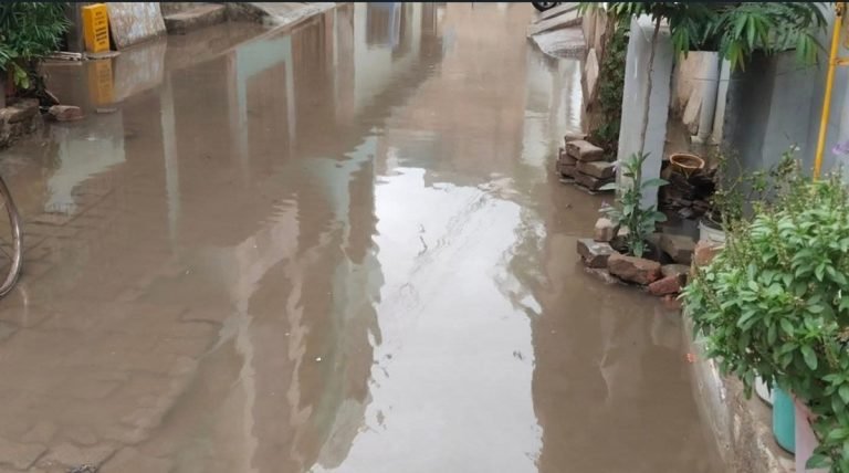 धारूहेड़ा : खलियावास मोहल्ले में पांच दिनों से जलभराव, जिम्मेदार कौन ?
