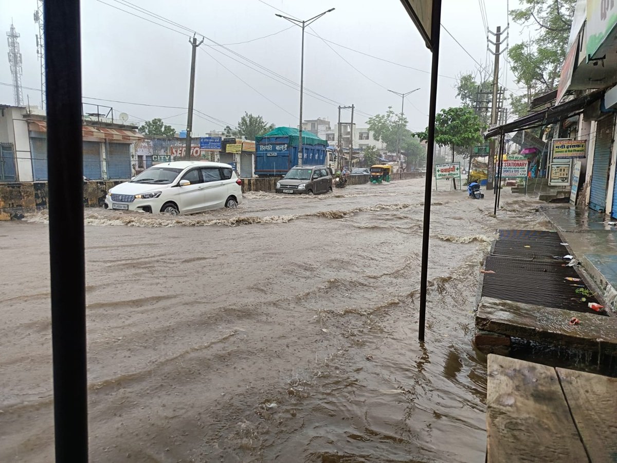 धारूहेड़ा में तेज बारिश से नालों की खुली पोल: सोहना रोड और मुख्य बाजार जलमग्न 2 धारूहेड़ा: नंदरामपुर बास रोड पर बारिश के चलते हुआ जलभराव