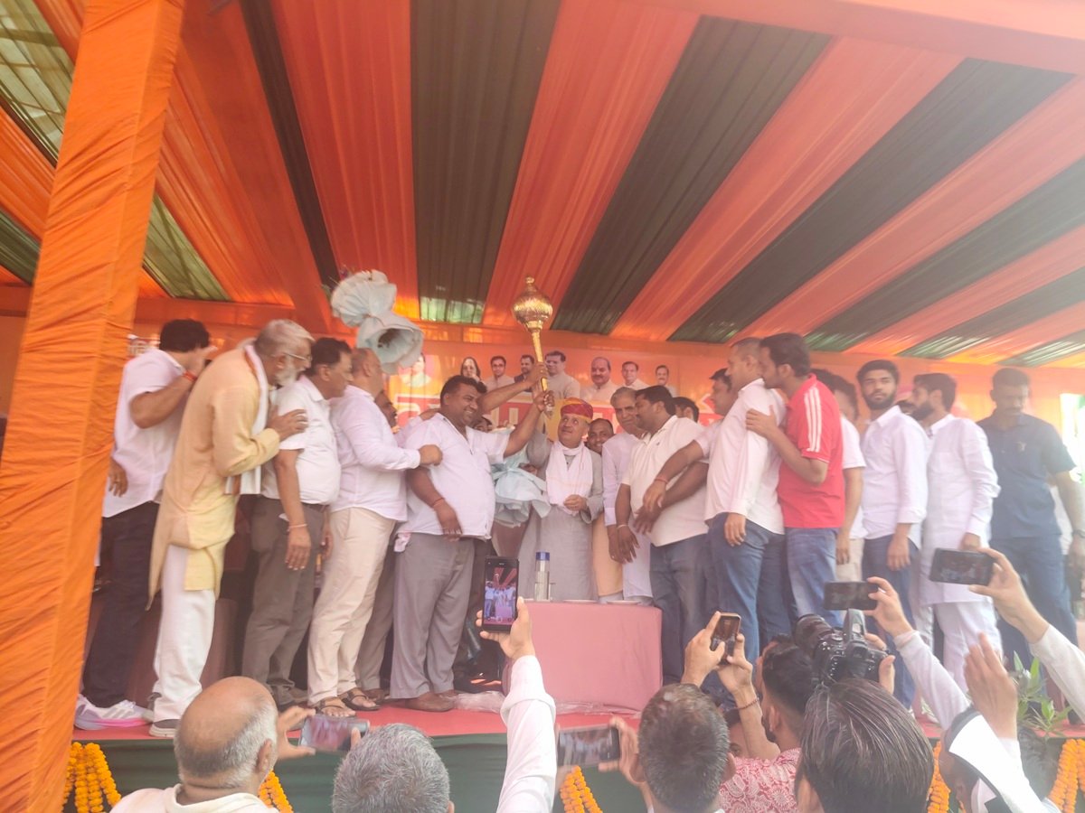 धारूहेड़ा' नगरपालिका में शपथ समारोह में केंद्रीय मंत्री राव इंद्रजीत का स्वागत करते हुए