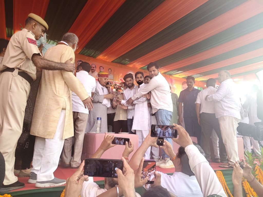 धारूहेड़ा' नगरपालिका में शपथ समारोह में केंद्रीय मंत्री राव इंद्रजीत का स्वागत करते हुए