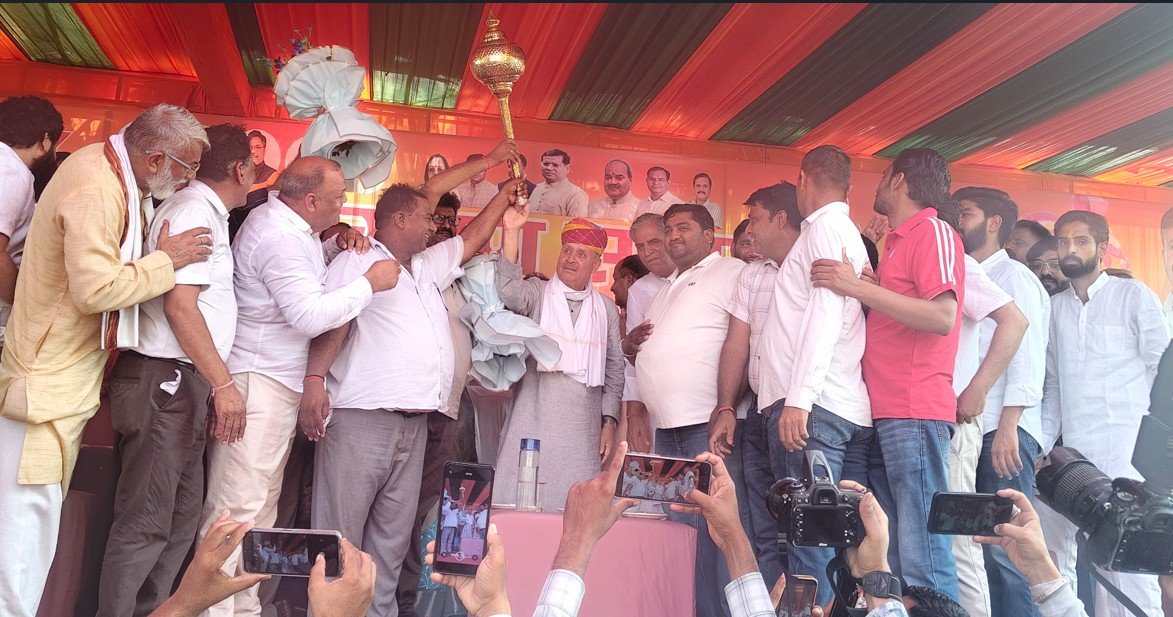धारूहेड़ा' नगरपालिका में शपथ समारोह में केंद्रीय मंत्री राव इंद्रजीत का स्वागत करते हुए