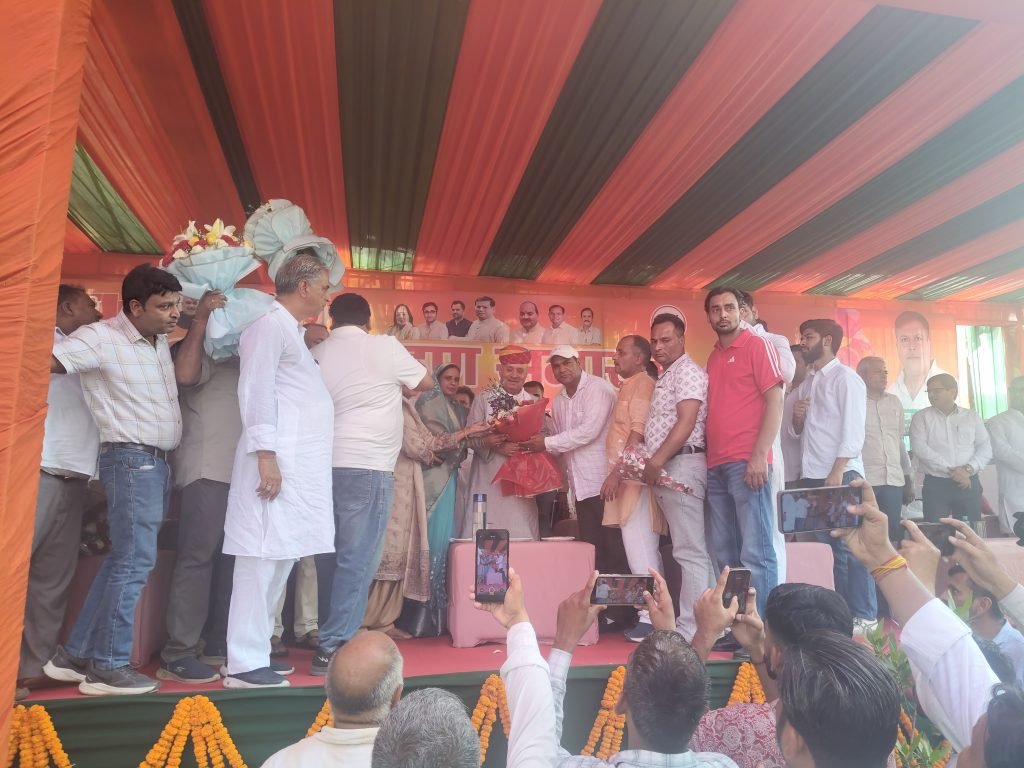 धारूहेड़ा' नगरपालिका में शपथ समारोह में केंद्रीय मंत्री राव इंद्रजीत का स्वागत करते हुए