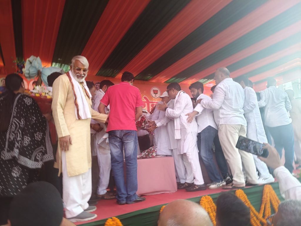 धारूहेड़ा' नगरपालिका में शपथ समारोह में केंद्रीय मंत्री राव इंद्रजीत का स्वागत करते हुए