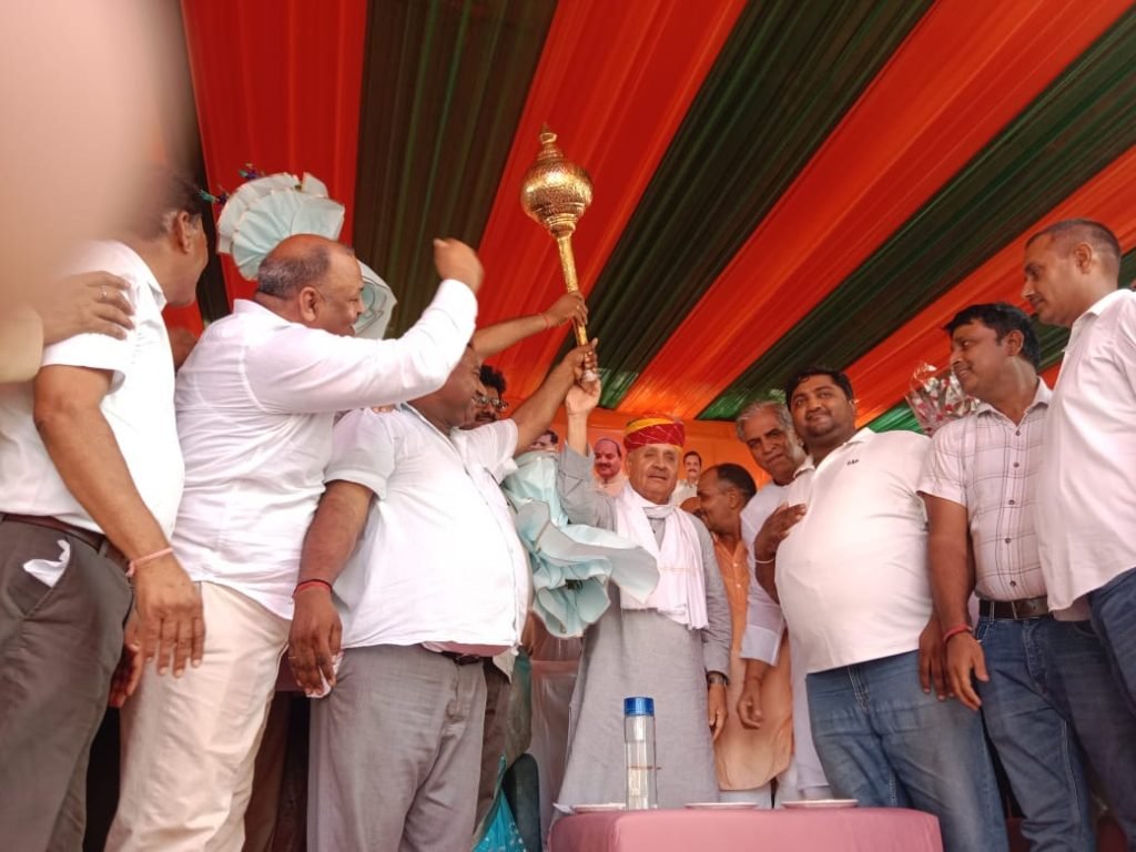 धारूहेड़ा' नगरपालिका में शपथ समारोह में केंद्रीय मंत्री राव इंद्रजीत का स्वागत करते हुए