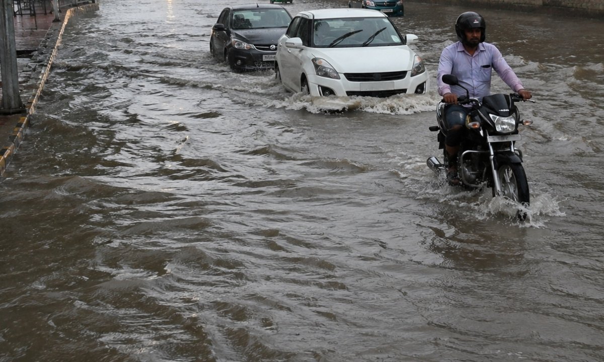 आखिर क्यों बारिश में फिर डूबीं रेवाड़ी की सड़कें