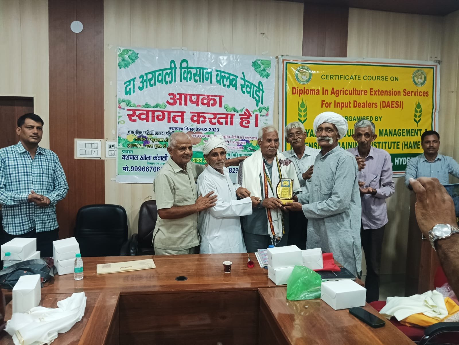 इस मौके पर युवाओं को प्राकृतिक खेती को अपनाने के प्रेरित किया, विद्यार्थियों को किया सम्मानित
