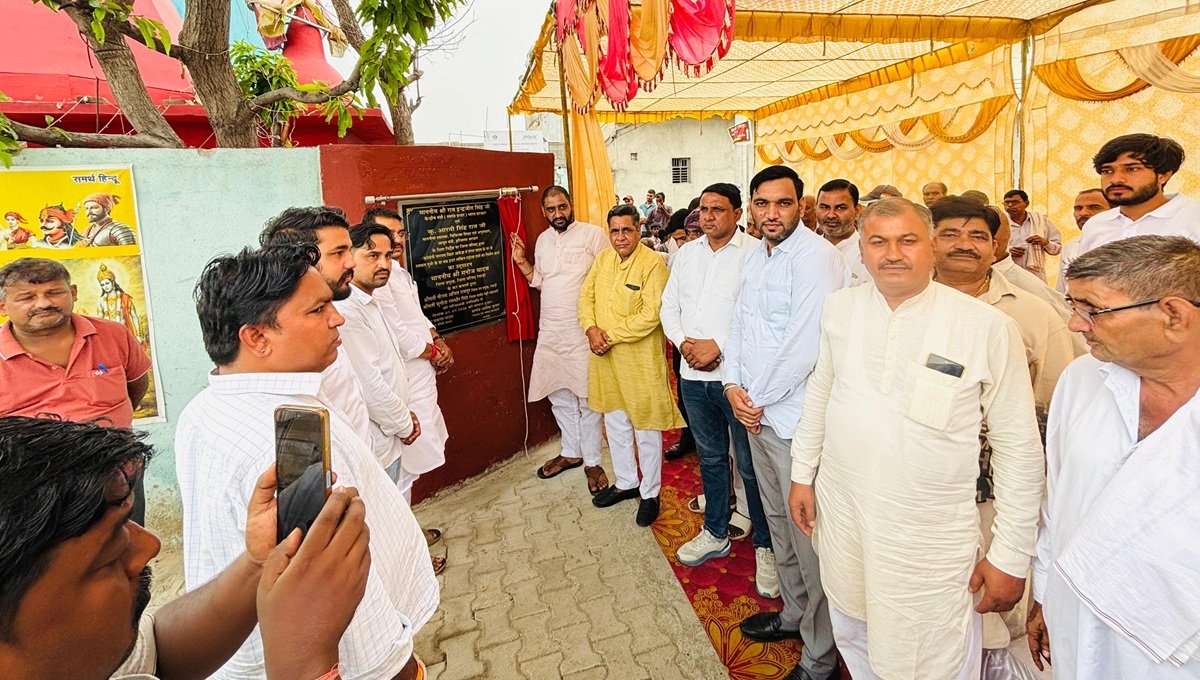 धारूहेड़ा: विकास कार्यो का उद्घाटन करते हुए जिला प्रमुख मनोज यादव, उप प्रमुख श्रीमती नीलम अनिल रायपुर तथा जिला पार्षद श्रीमती सुनीता, समाजेवी रणधीर सिंह मोजूद रहे।