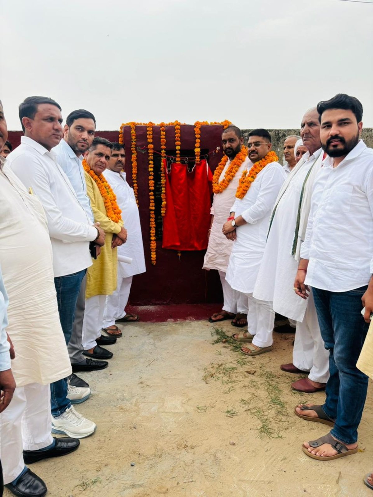 Rewari News: धारूहेड़ा के 4 गांवों को मिली 1 करोड़ के विकास कार्यों की सौगात 1 धारूहेड़ा: विकास कार्यो का उद्घाटन करते हुए जिला प्रमुख मनोज यादव, उप प्रमुख श्रीमती नीलम अनिल रायपुर तथा जिला पार्षद श्रीमती सुनीता, समाजेवी रणधीर सिंह मोजूद रहे।