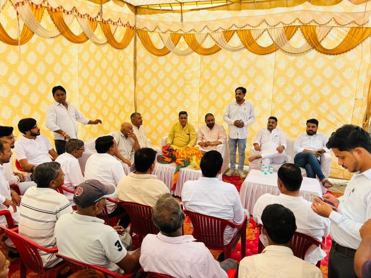 Rewari News: धारूहेड़ा के 4 गांवों को मिली 1 करोड़ के विकास कार्यों की सौगात 3 धारूहेड़ा: विकास कार्यो का उद्घाटन करते हुए जिला प्रमुख मनोज यादव, उप प्रमुख श्रीमती नीलम अनिल रायपुर तथा जिला पार्षद श्रीमती सुनीता, समाजेवी रणधीर सिंह मोजूद रहे।