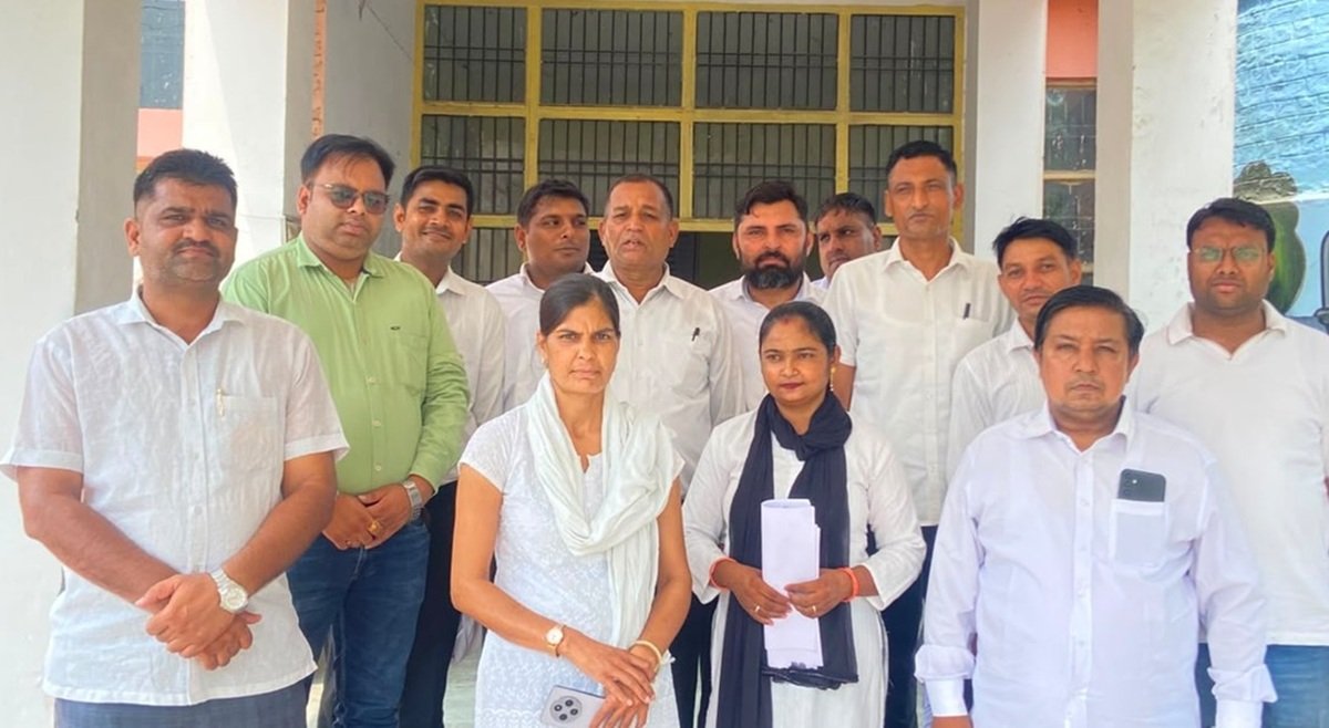 धारूहेड़ा तहसील में कार्यरत वकीलों ने रेवाड़ी बार एसोसिएशन के समर्थन में पूर्ण रूप से काम बंद रखा और विरोध जताया।
