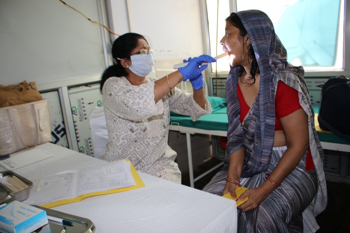 अडॉप्ट ए विलेज प्रोग्राम के अंतर्गत नंदरामपुर बास स्थित हेल्थ सेंटर परिसर में ब्रेस्ट कैंसर जागरूकता एवं स्क्रीनिंग शिविर का आयोजन किया