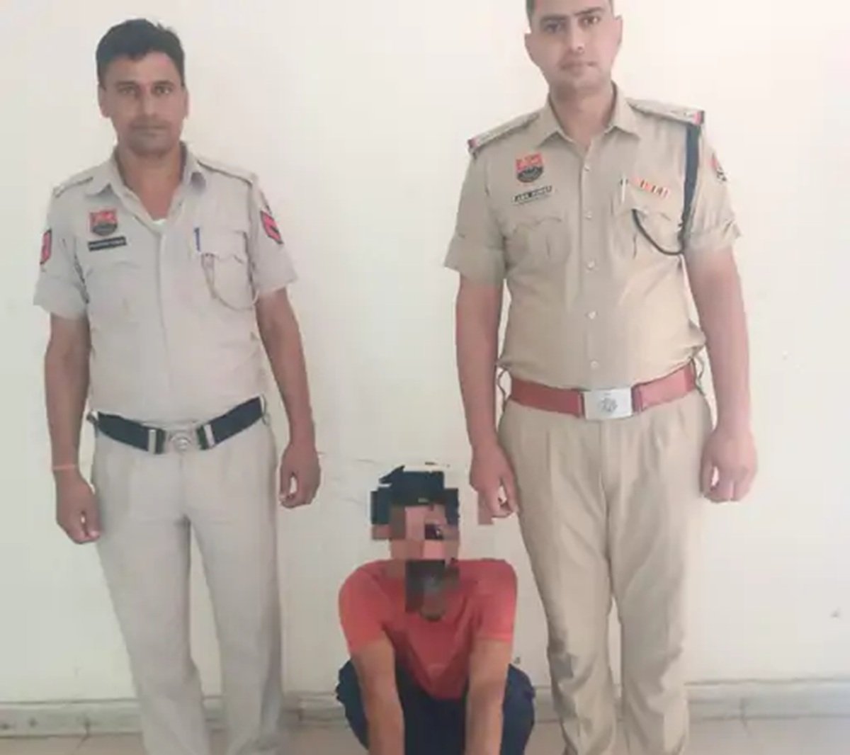 Rewari crime: धारूहेड़ा में कंहा से लोड हुई 8 लाख कीमत की अवैध शराब ? 1 धारूहेड़ा: बावल पुलिस ने अवैध शराब से भरी केंटर जबत कर आरोपित चालक को किया गिरफ्तार