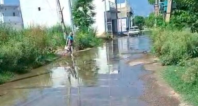 धारूहेड़ा में चार जगह सीवर ओवरफ्लो, गंदे पानी से राहगीरों की बढ़ी परेशानी