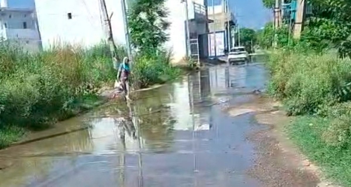 धारूहेड़ा में चार जगह सीवर ओवरफ्लो, गंदे पानी से राहगीरों की बढ़ी परेशानी