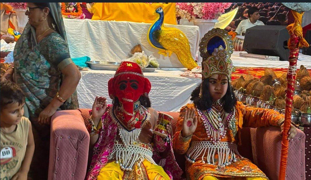 शिव पुराण कथा: सच्ची मित्रता धन और वैभव से नहीं, बल्कि प्रेम, विश्वास से होती है मजबूत 1 धारूहेड़ा: शिव पुराण कथा में सजी श्रीकृष्ण महाराज व सुदामा की झांकी