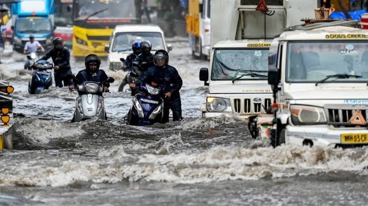 दिल्ली-NCR में बारिश का कहर, सड़कों पर थमी रफ्तार, अगले 72 घंटे रहेंगे भारी 3 दिल्ली-NCR में बारिश का कहर,