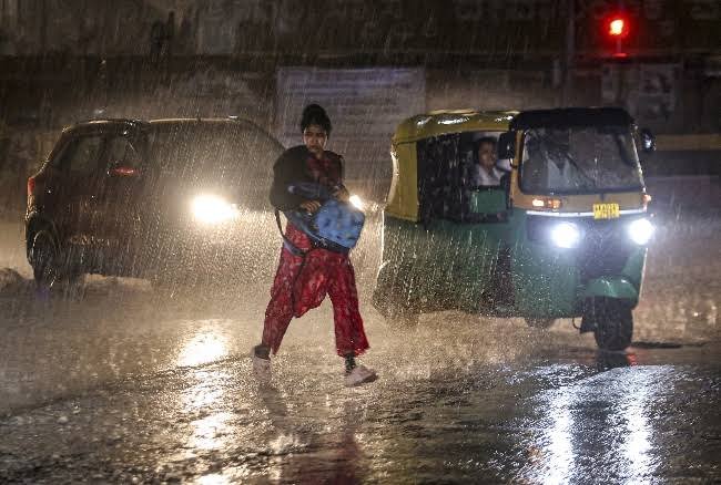 दिल्ली-NCR में बारिश का कहर, सड़कों पर थमी रफ्तार, अगले 72 घंटे रहेंगे भारी 1 दिल्ली-NCR में बारिश का कहर,