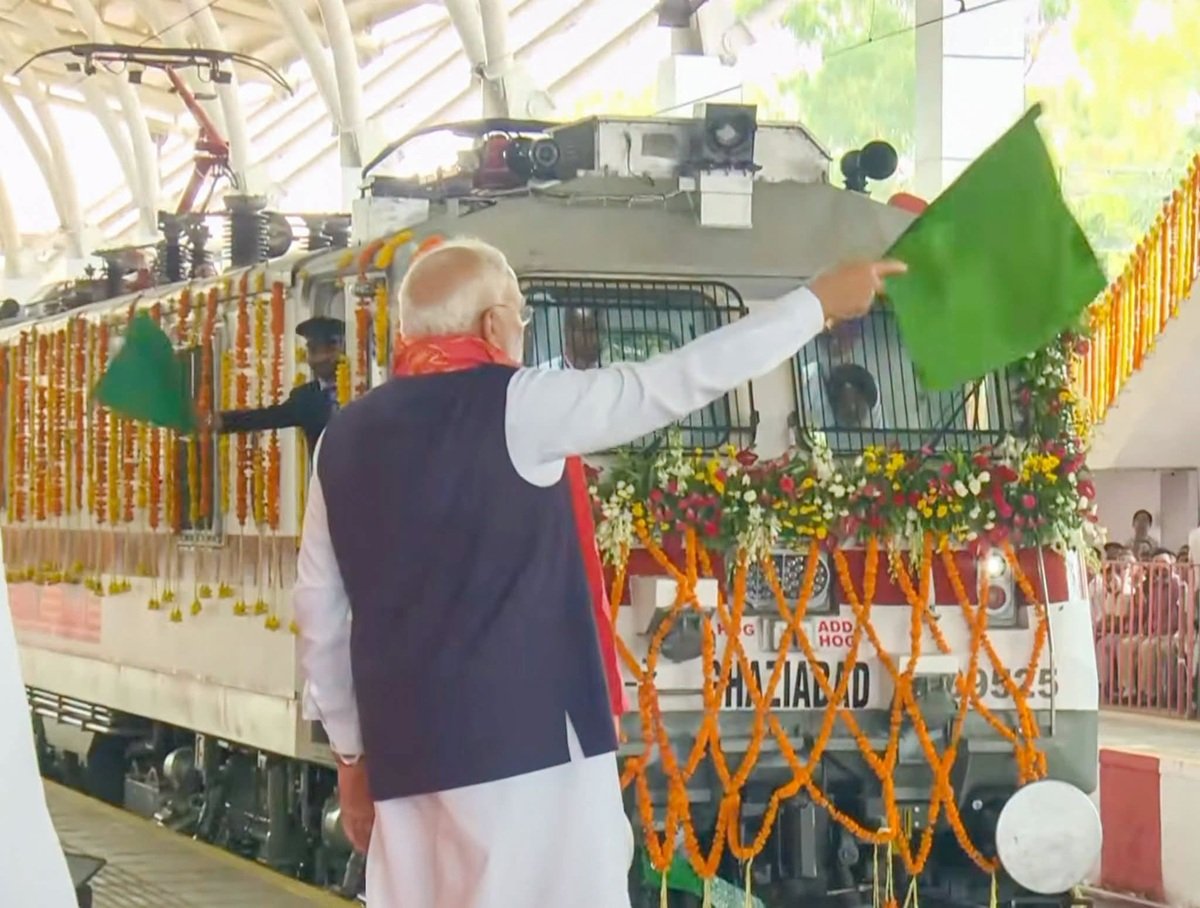 प्रधानमंत्री नरेंद्र मोदी ने हरियाणा के जींद रेलवे स्टेशन से देश की पहली स्वदेशी हाइड्रोजन ट्रेन को हरी झंडी दिखाकर रवाना किया