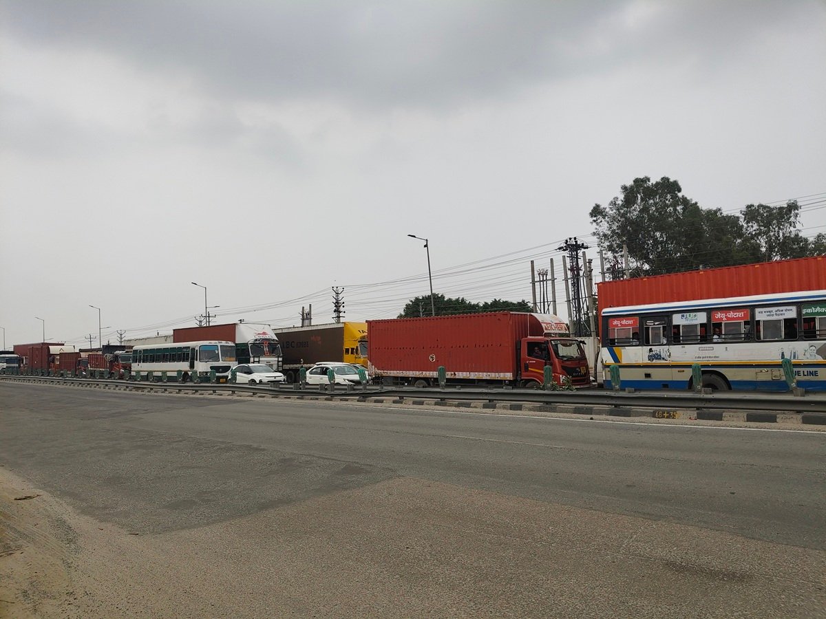 NH 48 Dharuhera: चलती बास का निकला टायर, कर्मचारियों की मची चीख पुकार