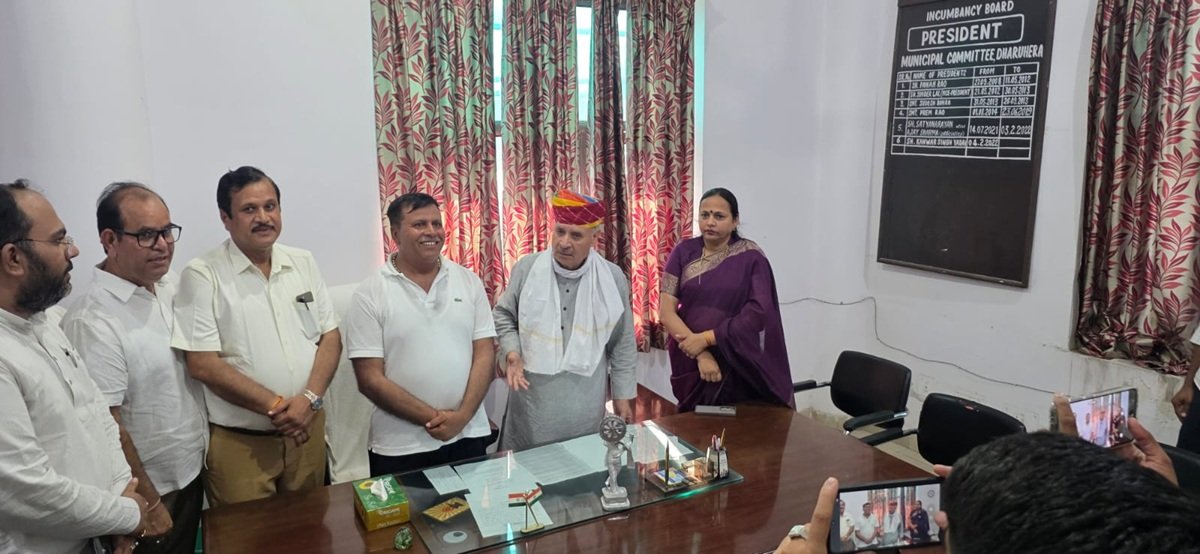धारूहेड़ा' नगरपालिका में शपथ समारोह में केंद्रीय मंत्री राव इंद्रजीत का स्वागत करते हुए