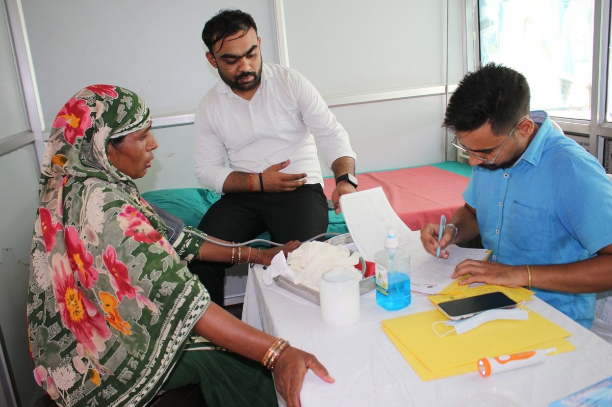 अडॉप्ट ए विलेज प्रोग्राम के अंतर्गत नंदरामपुर बास स्थित हेल्थ सेंटर परिसर में ब्रेस्ट कैंसर जागरूकता एवं स्क्रीनिंग शिविर का आयोजन किया