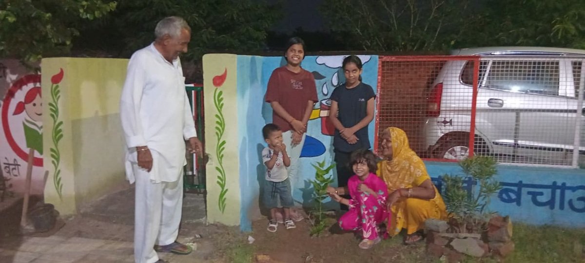 धारूहेड़ा में एक परिवार ने पेश की मिसाल, पार्क में किया पौधारोपण 1 धारूहेड़ा में एक परिवार ने पेश की मिसाल, पार्क में किया पौधारोपण