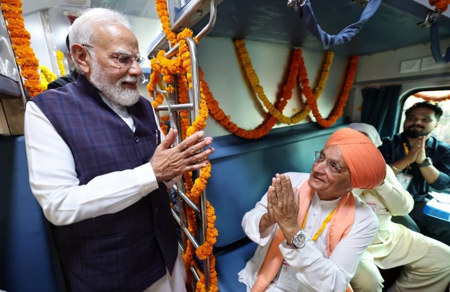 PM मोदी ने जालंधर से देश के 75 पुनर्विकसित स्टेशनों को किया समर्पित 1 PM मोदी ने जालंधर से देश के 75 पुनर्विकसित स्टेशनों को किया समर्पित