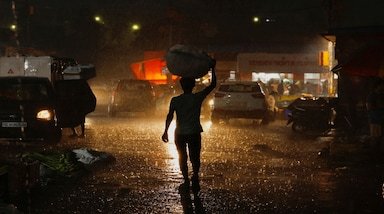दिल्ली-NCR में बारिश का कहर, सड़कों पर थमी रफ्तार, अगले 72 घंटे रहेंगे भारी 2 दिल्ली-NCR में बारिश का कहर,