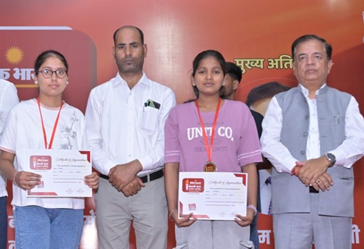 रेवाड़ी में मेधावी छात्रों  को मिला 'College Study सम्मान, कुलपति प्रो. अशीम मिगलानी ने बढ़ाया हौसला