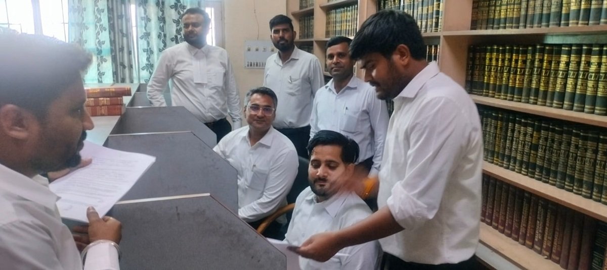 रेवाड़ी जिला बार एसोसिएशन के चुनाव 11 सितंबर को 1 जिला बार एसोसिएशन के चुनाव के लिए वीरवार को 2086 अधिवक्ताओं ने अपने शपथ पत्र दायर किए।
