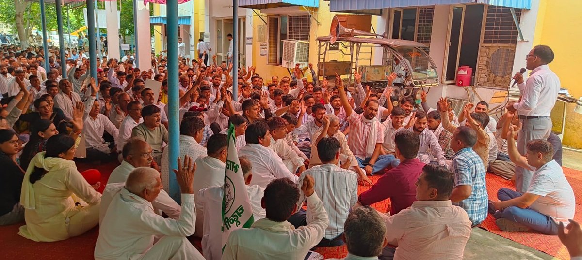रेवाड़ी: बुधवार को हरियाणा बिजली कर्मचारी एवं इंजीनियर संयुक्त संघर्ष मोर्चा के आहवान पर सर्किल स्तर पर विरोध प्रदर्शन किया