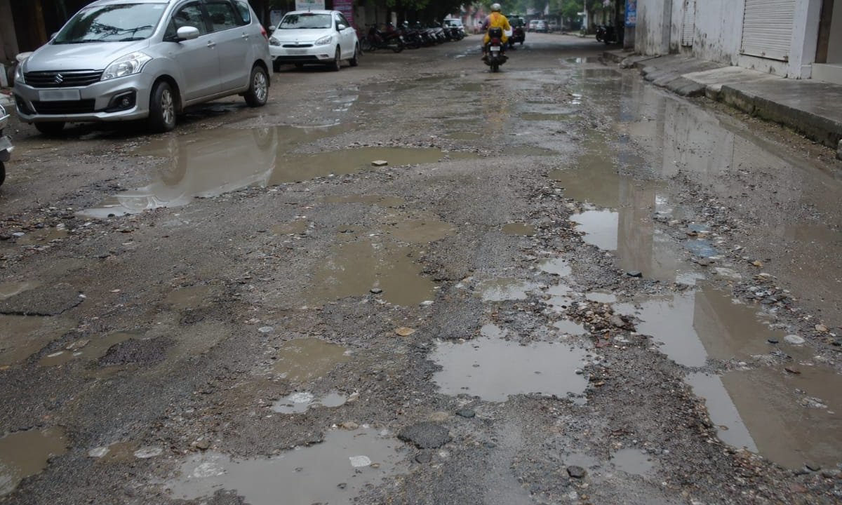 रेवाड़ी के इस बदहाल सड़क ने बढ़ाई लोगों की परेशानी,