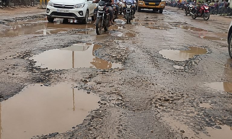 बारिश के बाद रेवाड़ी की ये सड़कें बनीं खतरे का रास्ता, गड्ढों से बढ़ रहे हादसे