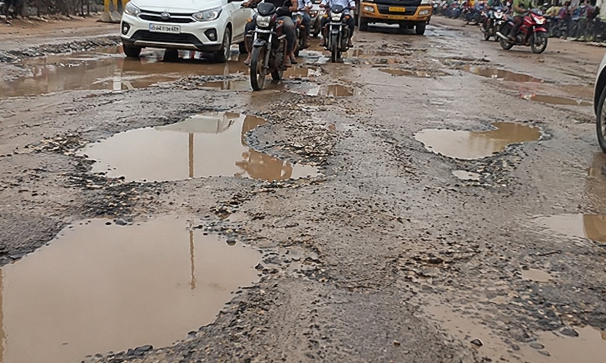 बारिश के बाद रेवाड़ी की ये सड़कें बनीं खतरे का रास्ता
