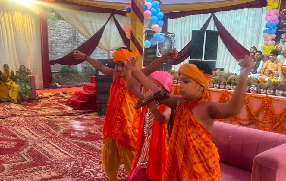 जगन्नाथ् स्वामी ट्रस्ट्र की ओर से मनीराम बाग में आयोजित सात दिवसीय शिव पुराण कथा के दौरान भगवान शिव और माता पार्वती के विवाह का भव्य प्रसंग सुनाया गया।
