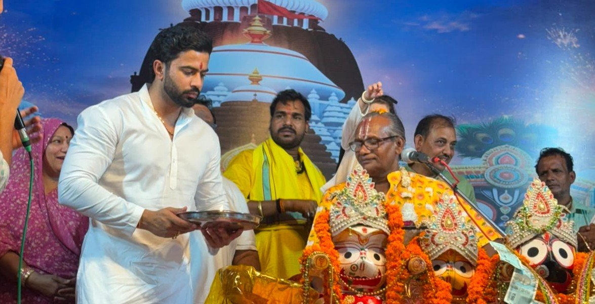 धारूहेड़ा: शिव पुराण कथा में आरती करते हुए श्रऋालु