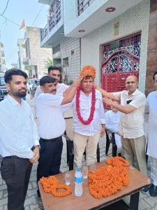 धारूहेड़ा: विशाल कॉलोनी में समस्या सुनते हुए चेयरमैन अजय जांगड़ा