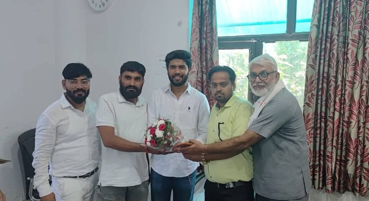 पूर्व चेयरमैन के पोते को मिला निर्विरोध समर्थन, समर्थकों ने निकाली भव्य स्वागत रैली